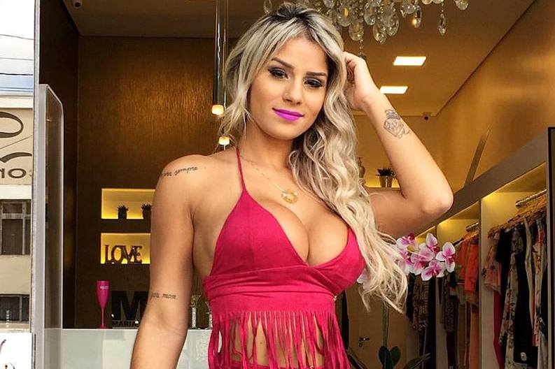 Iara Ramos posa decotada para campanha de moda