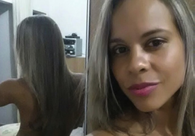 Damy Alexandrino posa só de toalha e é traída por espelho