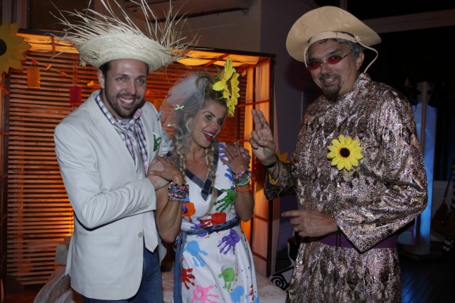 Karina Bacchi é a noivinha em festa junina de ONG