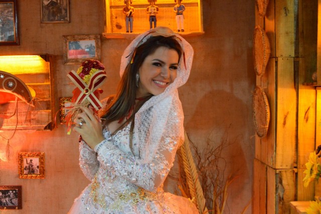 Ex-panicat Tânia Oliveira casa em arraiá de carnaval