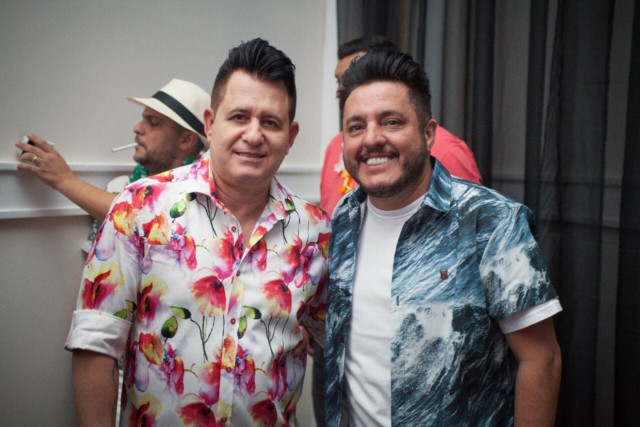 Cantor Marrone comemora 52 anos com festa havaiana