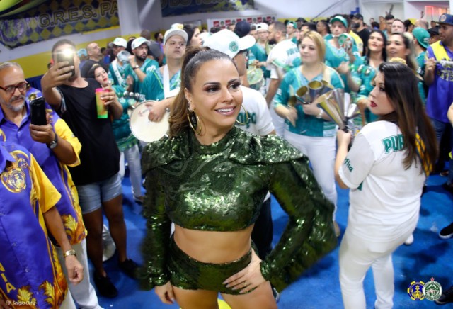Viviane Araújo samba com a Mancha Verde em ‘esquenta’ no RJ