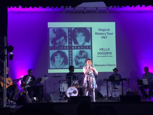 Manuela Videira faz homenagem aos Beatles em sua primeira apresentação musical