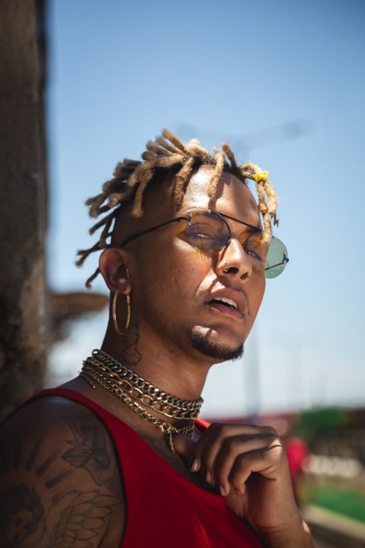 Diego MC se joga no funk “Bastão de Ouro”; veja clipe