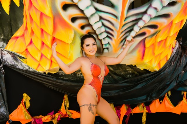 Musa da Colorado, Claudia Shashiki posa com o corpo pintado no barracão da escola