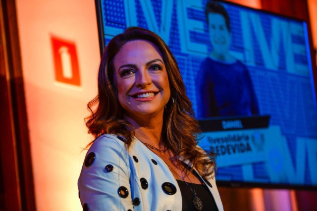 Cantor Daniel e apresentadora Claudia Tenório comemoram reapresentação de live solidária