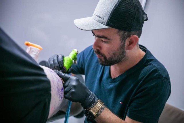 Após acidente de moto, empresário coloca hoby em prática e torna-se referência como Tatuador