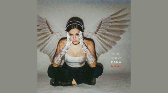 Julia Svacinna lança o seu primeiro EP autoral, “Sem Tempo Para Amar”, e conta uma história de desamor
