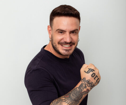 Linguista Pablo Jamilk que já escreveu um livro sobre linguagem neutra critica USP e o colégio Dante