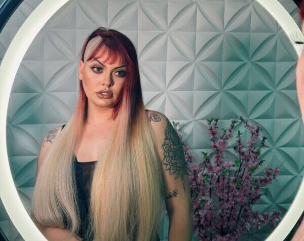 Mc Mari coloca mega hair de 30 mil reais
