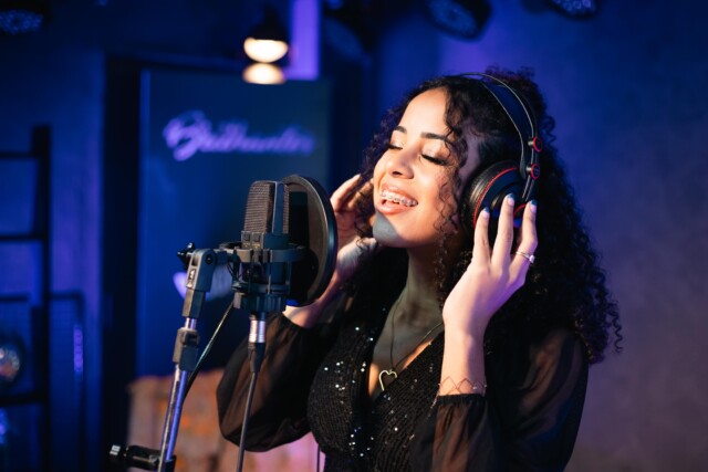 Novo lançamento da Cantora de Barra Mansa, Cecília Reis, promete encantar os pagodeiros
