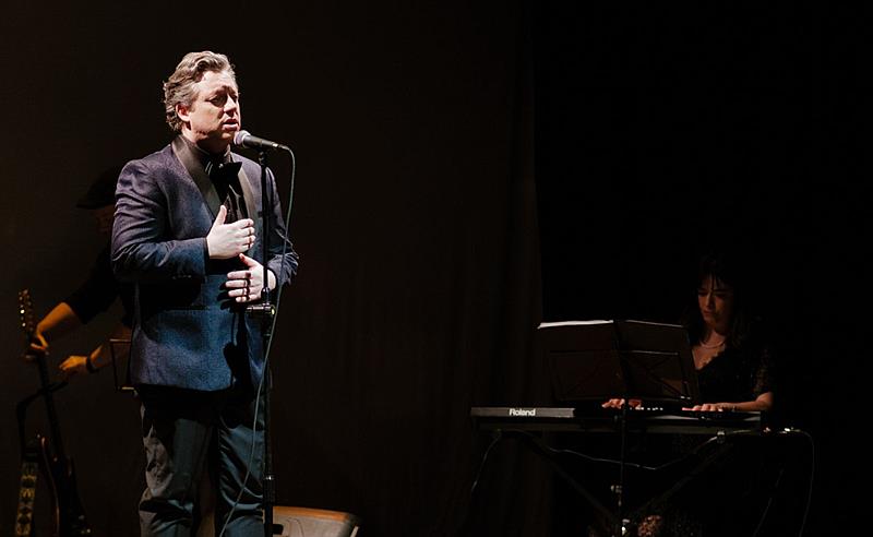 Tenor Felipe Menegat Encanta em Apresentação ao Ar Livre no Hotel Putini