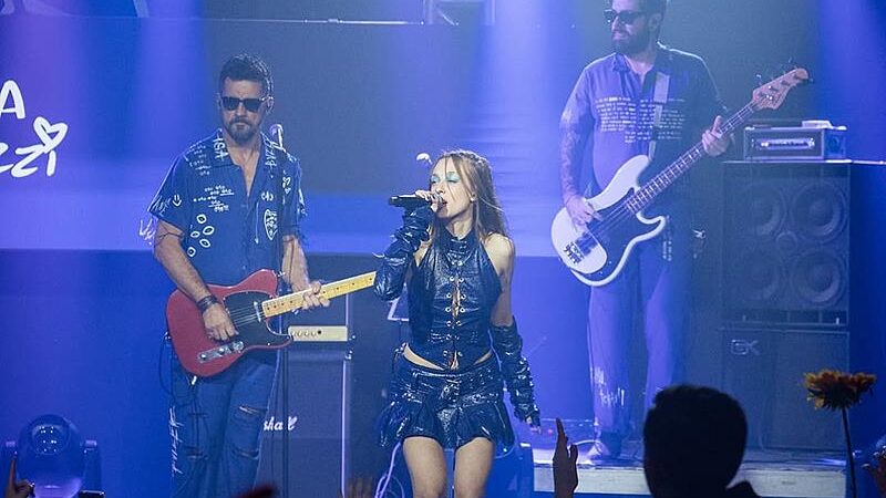 Primeira Turnê 2.0: Isa Buzzi volta à estrada e mistura hits autorais e homenagens a ícones da música