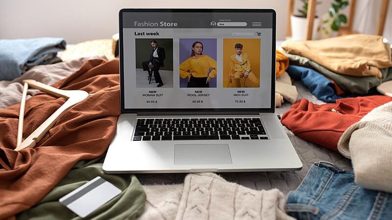 O novo luxo é digital: leilões online transformam a moda e ampliam o acesso