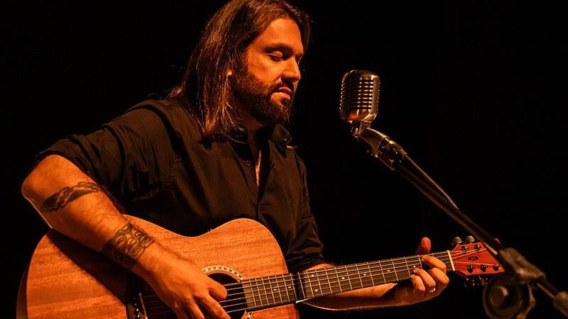 Fernando Quesada lança projeto solo “Acústico BR” com releituras do rock nacional