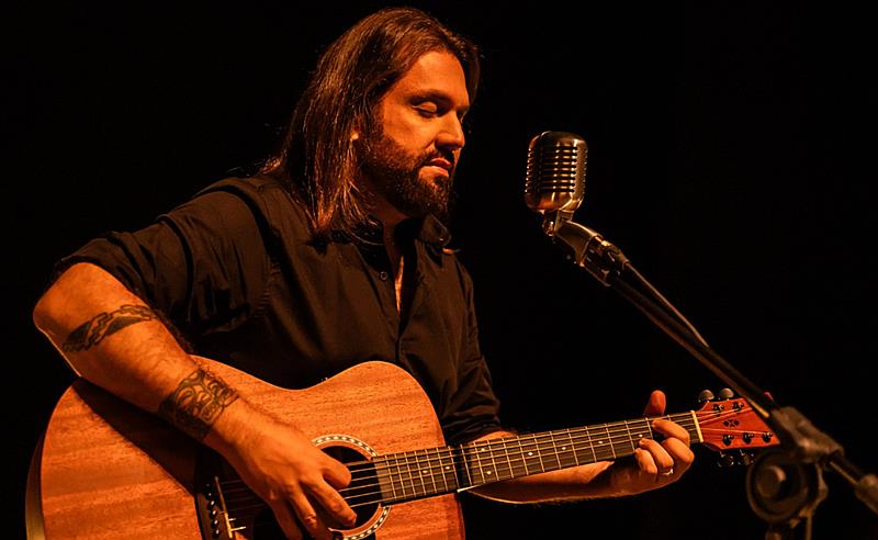 Fernando Quesada lança projeto solo “Acústico BR” com releituras do rock nacional
